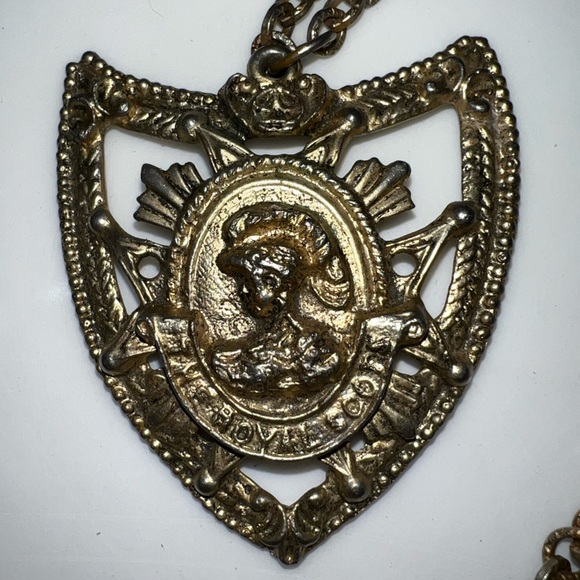 $3 VINTAGE MEDALLION NECKLACE. $3 if bundled - Picture 2 of 4